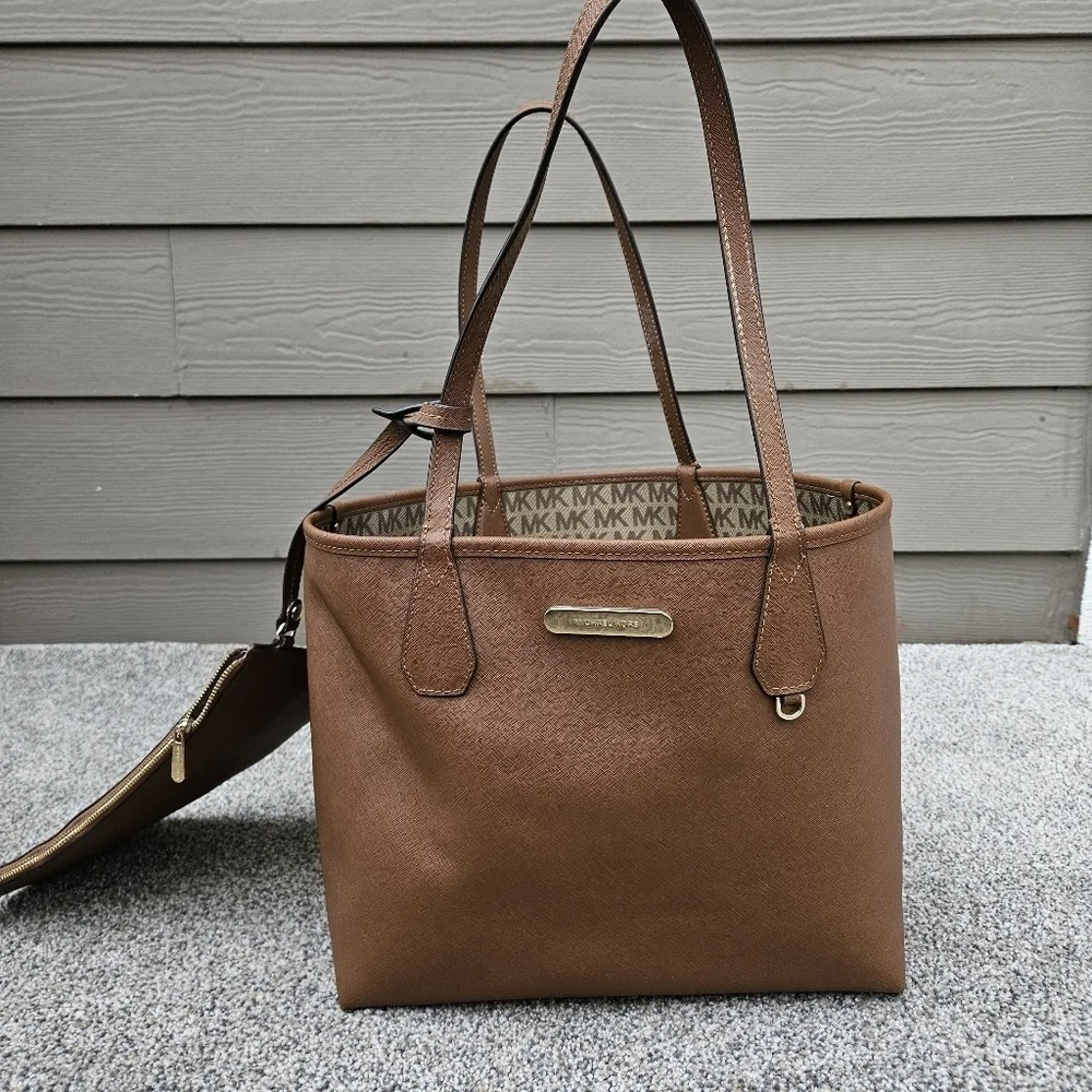 Michael Kors Signature Reversible Tote Handbag Purse & Wristlet Monogram / Brown